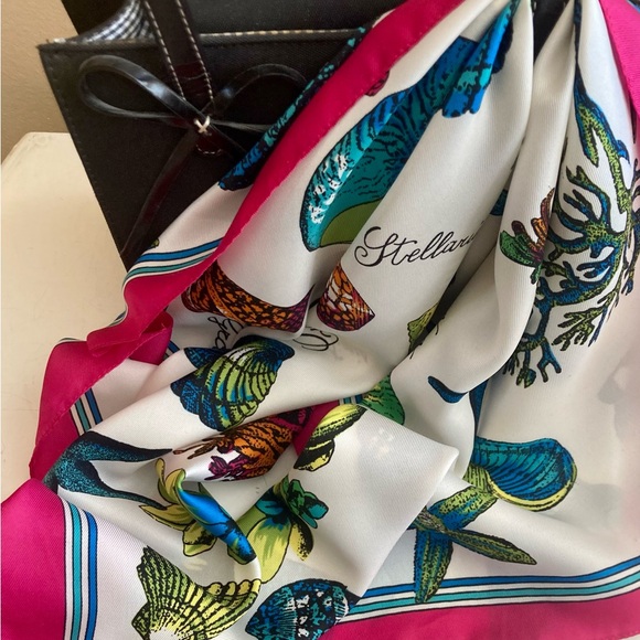 SHELLS, fun vintage square scarf - Picture 4 of 9